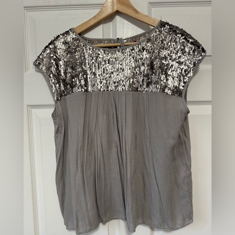 Elegant  and modern CHELSEA AND VIOLET SEQUINS TOP size M brand new with tag